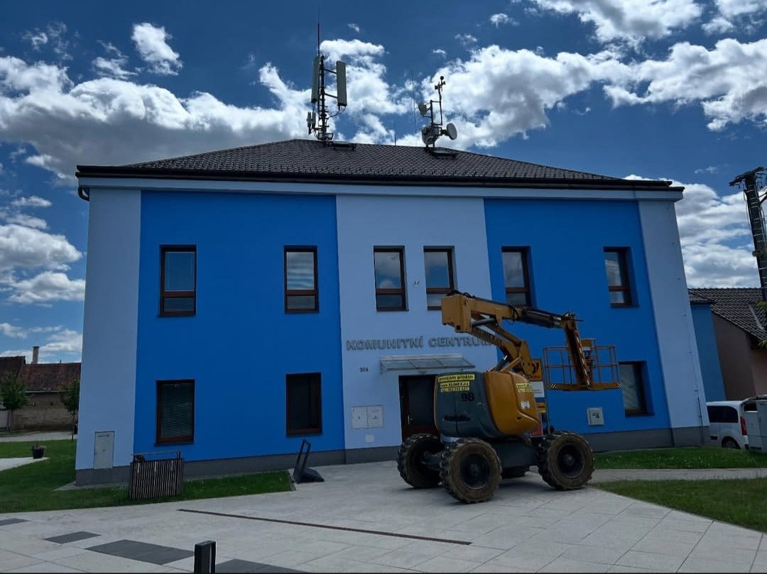 Nový nátěr modré fasády komunitního centra ve Zlínském kraji
